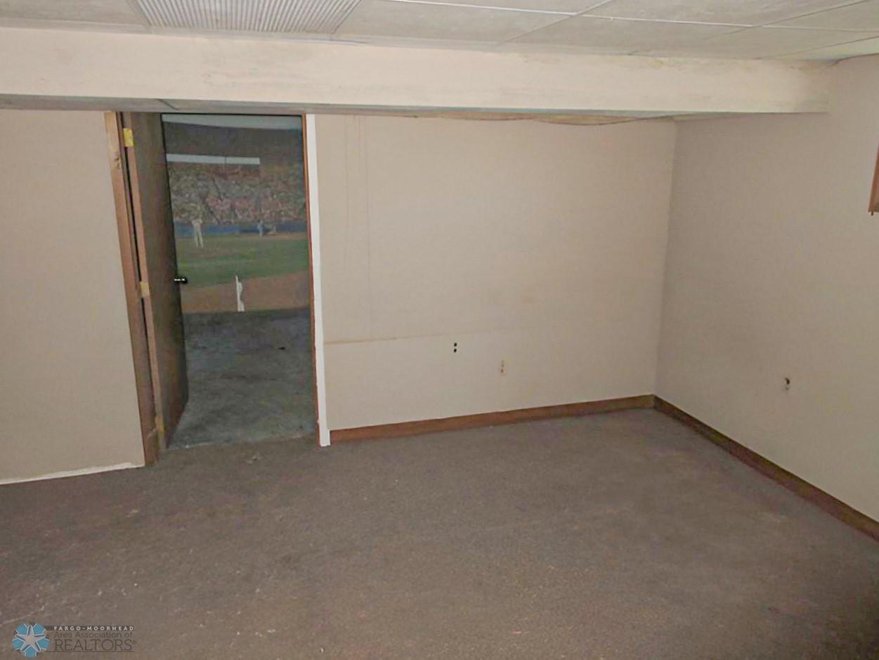 Oakes, North Dakota 58474, United States, 2 Bedrooms Bedrooms, ,2 BathroomsBathrooms,Residential,Pending,40152