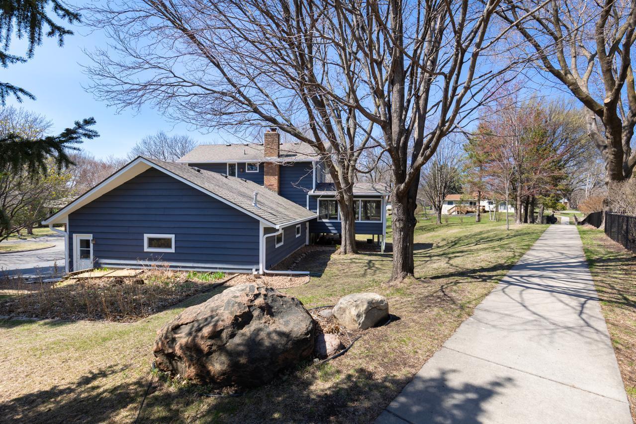 15361 Village Woods Drive, Eden Prairie, Minnesota image 39