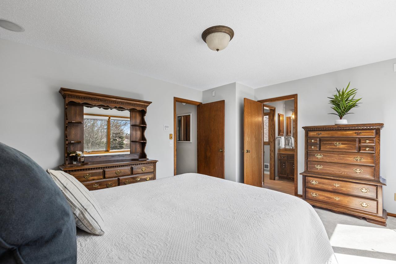 15361 Village Woods Drive, Eden Prairie, Minnesota image 20