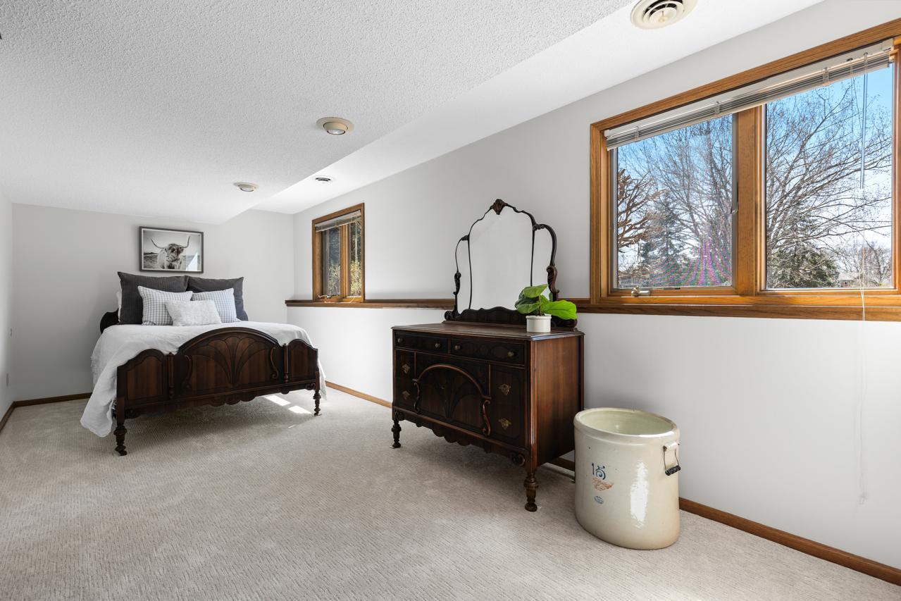 15361 Village Woods Drive, Eden Prairie, Minnesota image 37