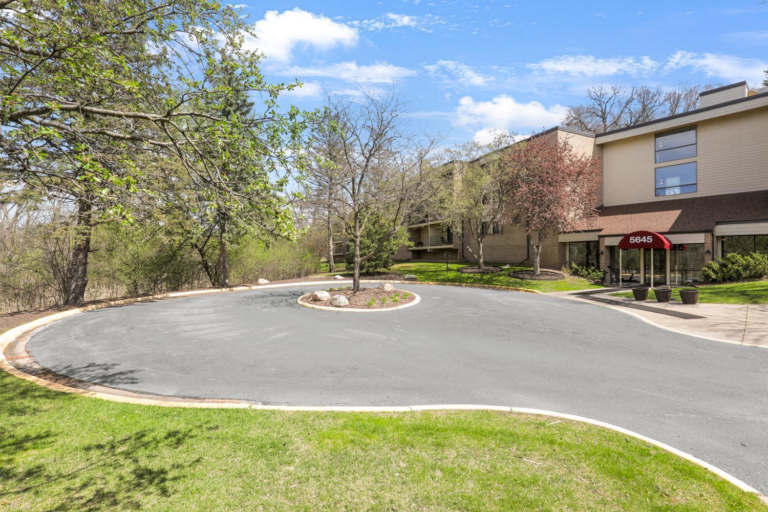 5645 Green Circle Drive #110, Hopkins, Minnesota image 28