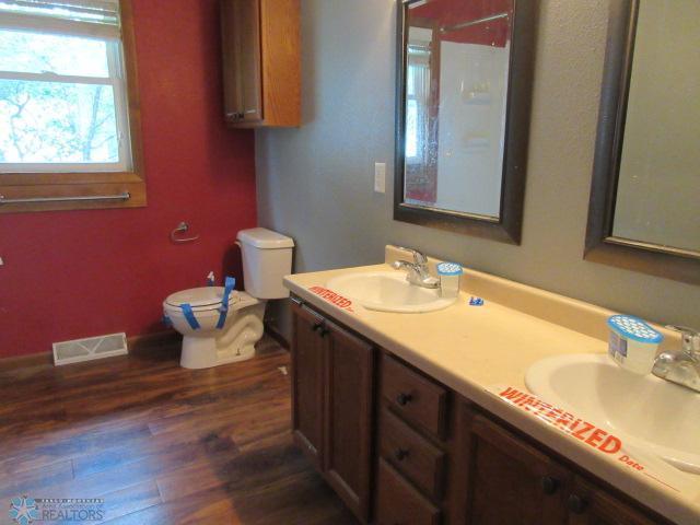 Jamestown, North Dakota 58401, United States, 4 Bedrooms Bedrooms, ,2 BathroomsBathrooms,Residential,Active,193108