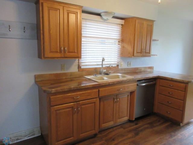 Jamestown, North Dakota 58401, United States, 4 Bedrooms Bedrooms, ,2 BathroomsBathrooms,Residential,Active,193108