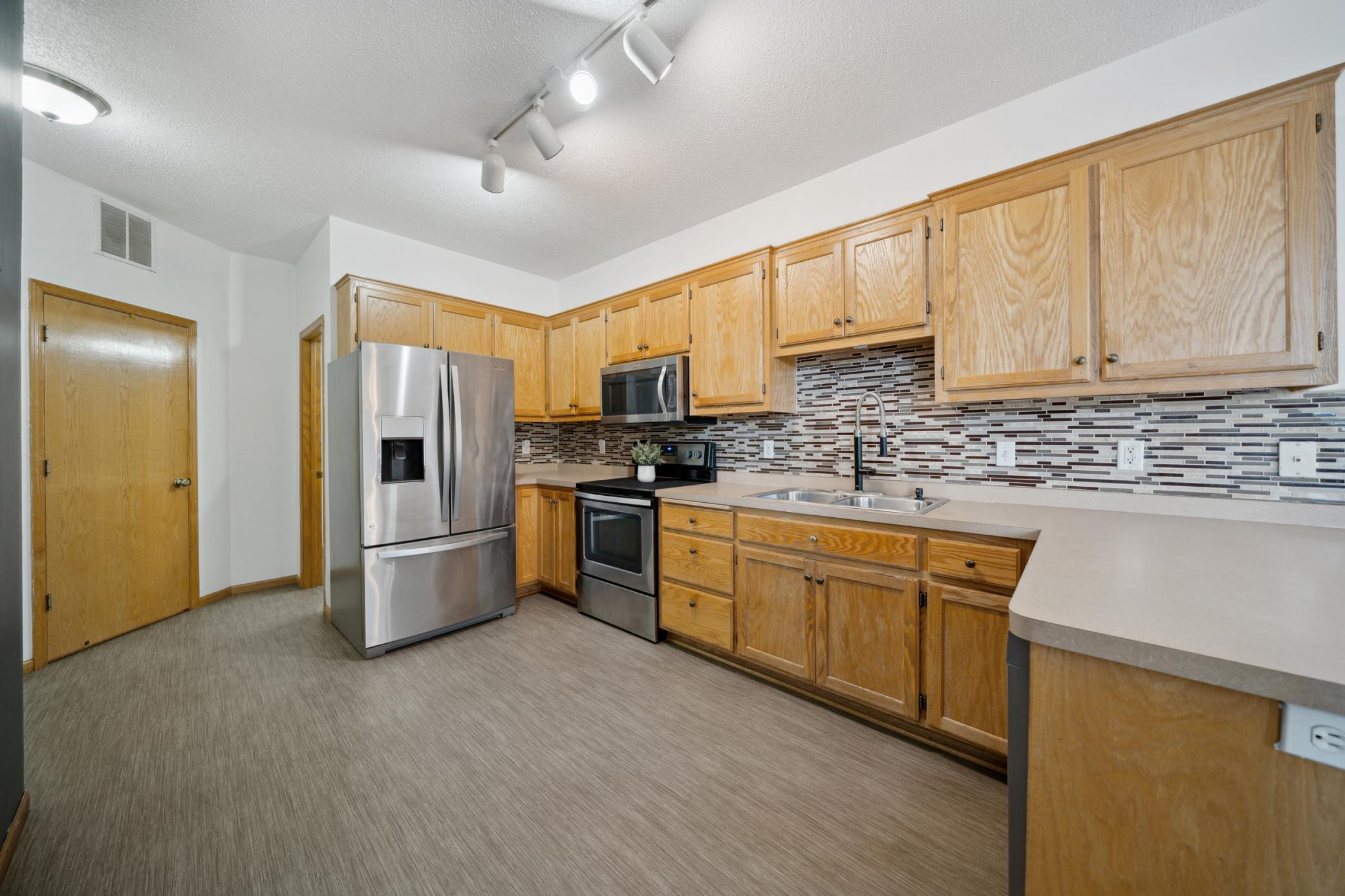 16917 Embers Avenue #1202, Lakeville, Minnesota image 10