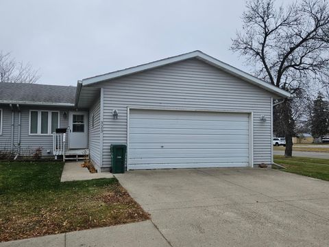 Homes For Sale - 323 3rd Avenue<br/> Wahpeton, ND 58075