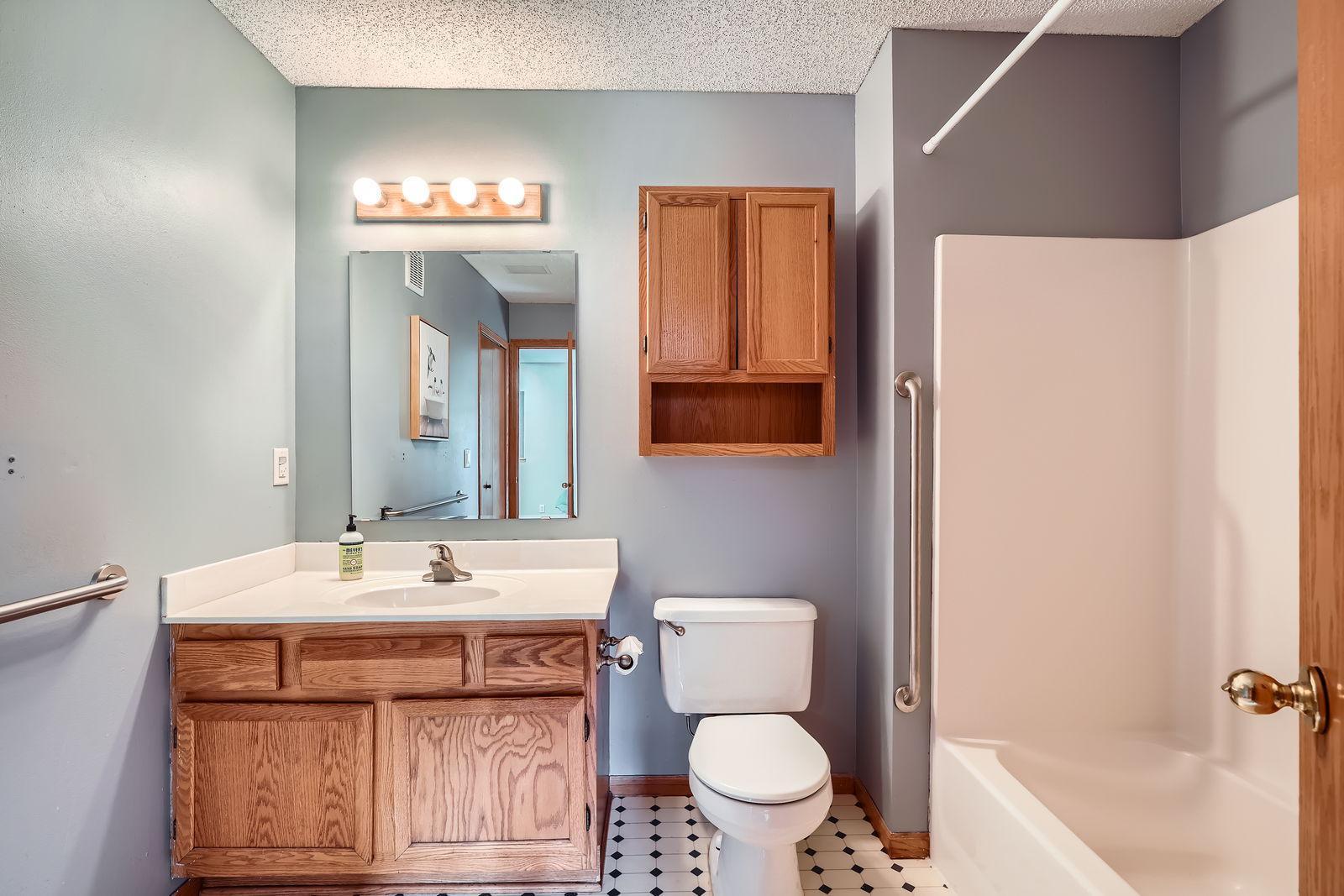 17908 Cobblestone Way, Eden Prairie, Minnesota image 25