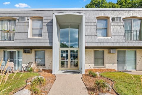 Condo For Sale - 807 11th Avenue<br/> Hopkins, MN 55343