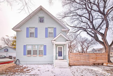 Homes For Sale - 722 9th Avenue<br/> Fargo, ND 58102