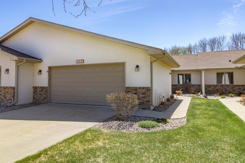 Townhouse For Sale - 2224 Pinewood Drive<br/> Scott County, Shakopee, MN 55379