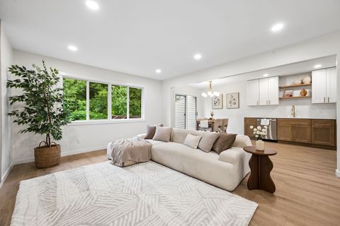 Townhouse For Sale - 18121 Covington Path<br/> Hennepin County, Minnetonka, MN 55345
