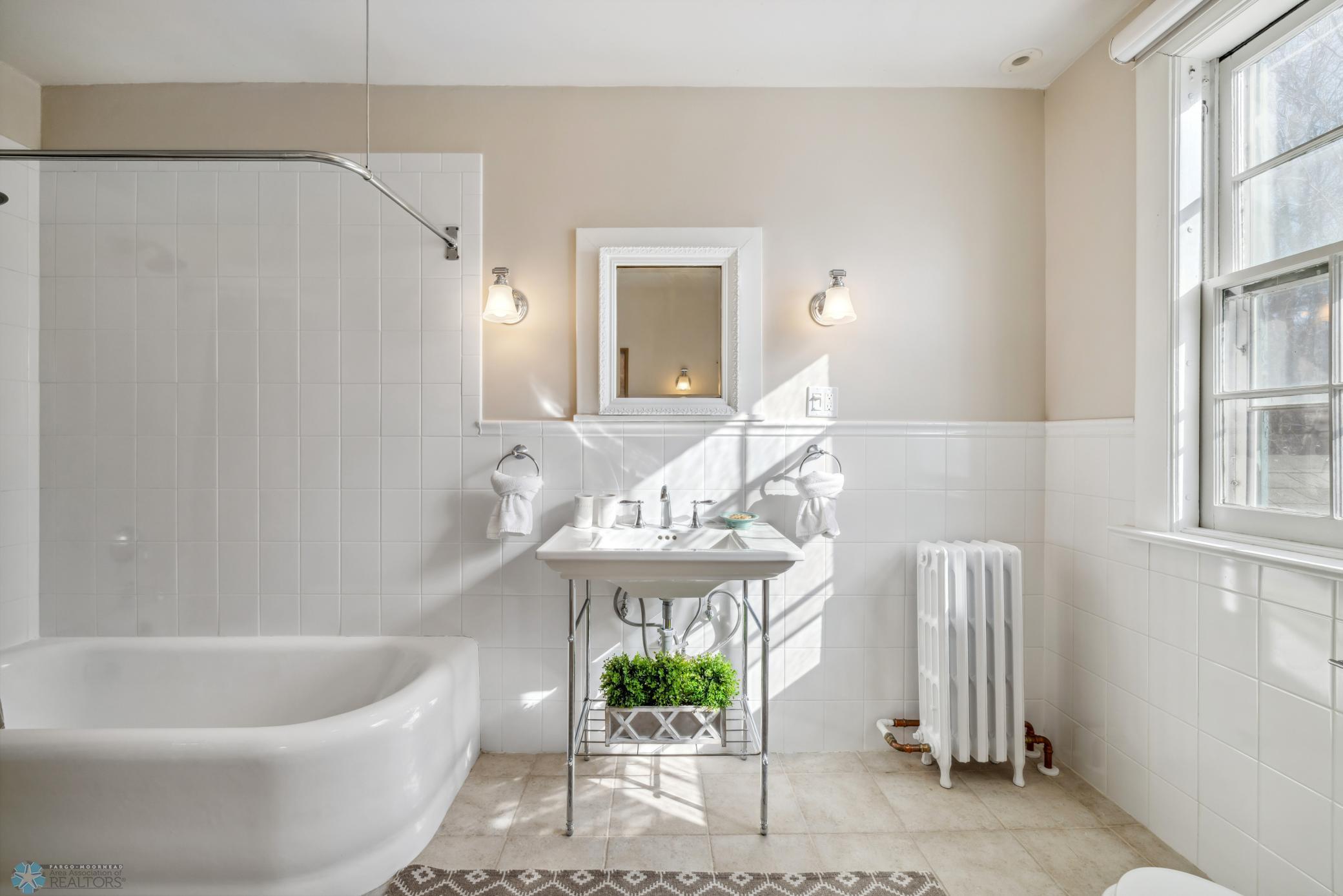 Fargo, North Dakota 58102, United States, 6 Bedrooms Bedrooms, ,3 BathroomsBathrooms,Residential,Pending,60039