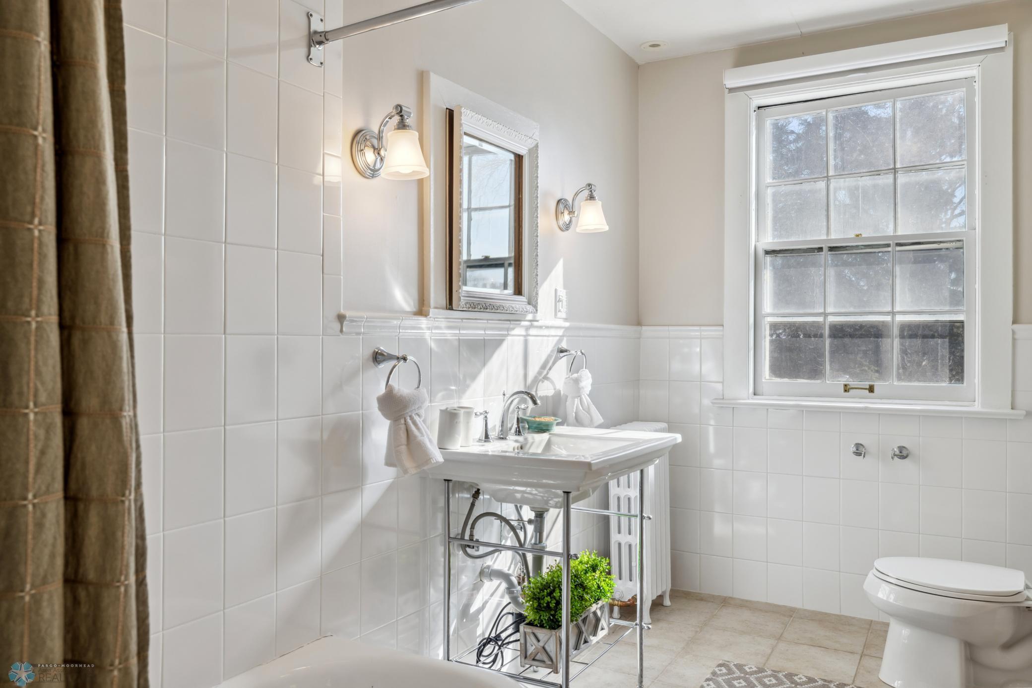 Fargo, North Dakota 58102, United States, 6 Bedrooms Bedrooms, ,3 BathroomsBathrooms,Residential,Pending,60039