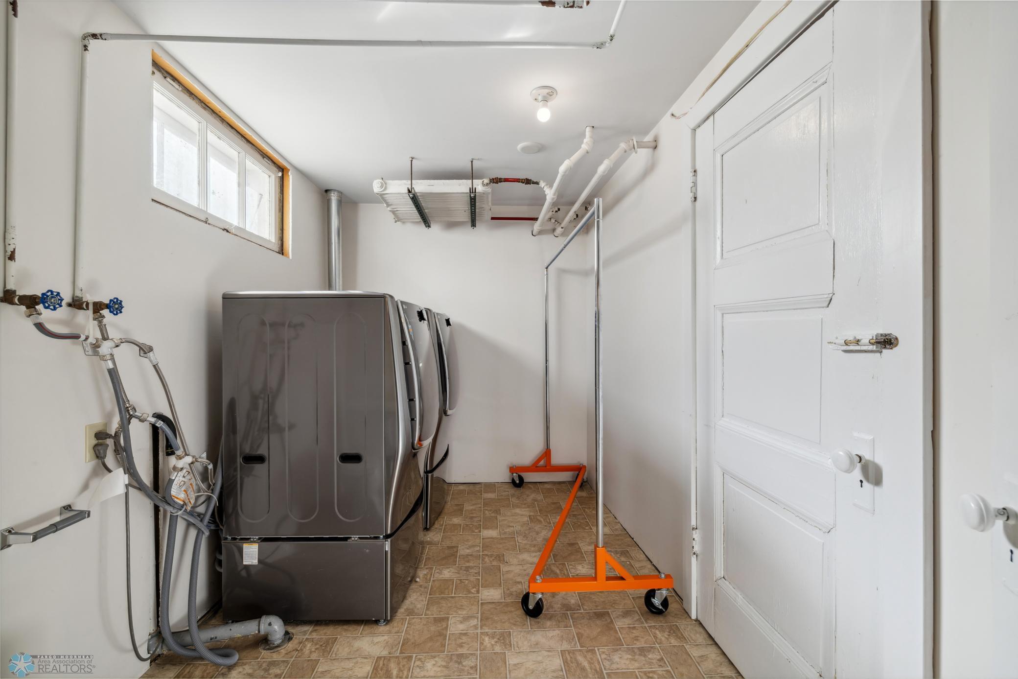 Fargo, North Dakota 58102, United States, 6 Bedrooms Bedrooms, ,3 BathroomsBathrooms,Residential,Pending,60039