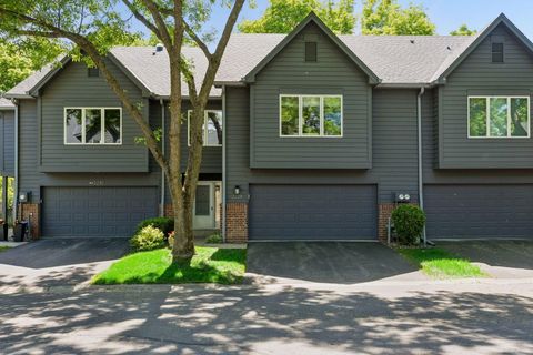 Townhouse For Sale - 2228 Sherwood Court<br/> Minnetonka, MN 55305