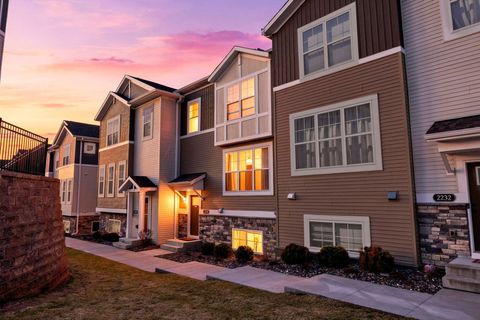 Townhouse For Sale - 2230 Gateway Curve<br/> Saint Paul, MN 55109