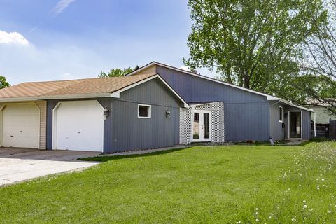 Homes For Sale - 2321 Country Club Parkway<br/> Moorhead, MN 56560