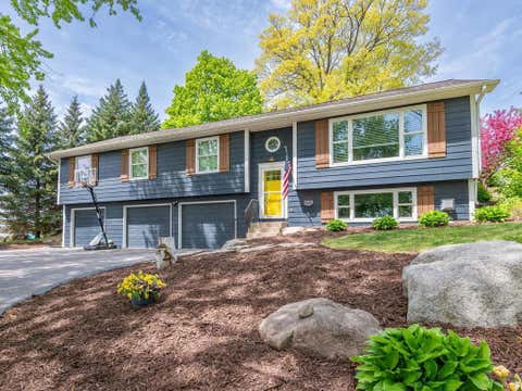 Homes For Sale - 1036 Sunny Ridge Drive<br/> Carver, MN 55315