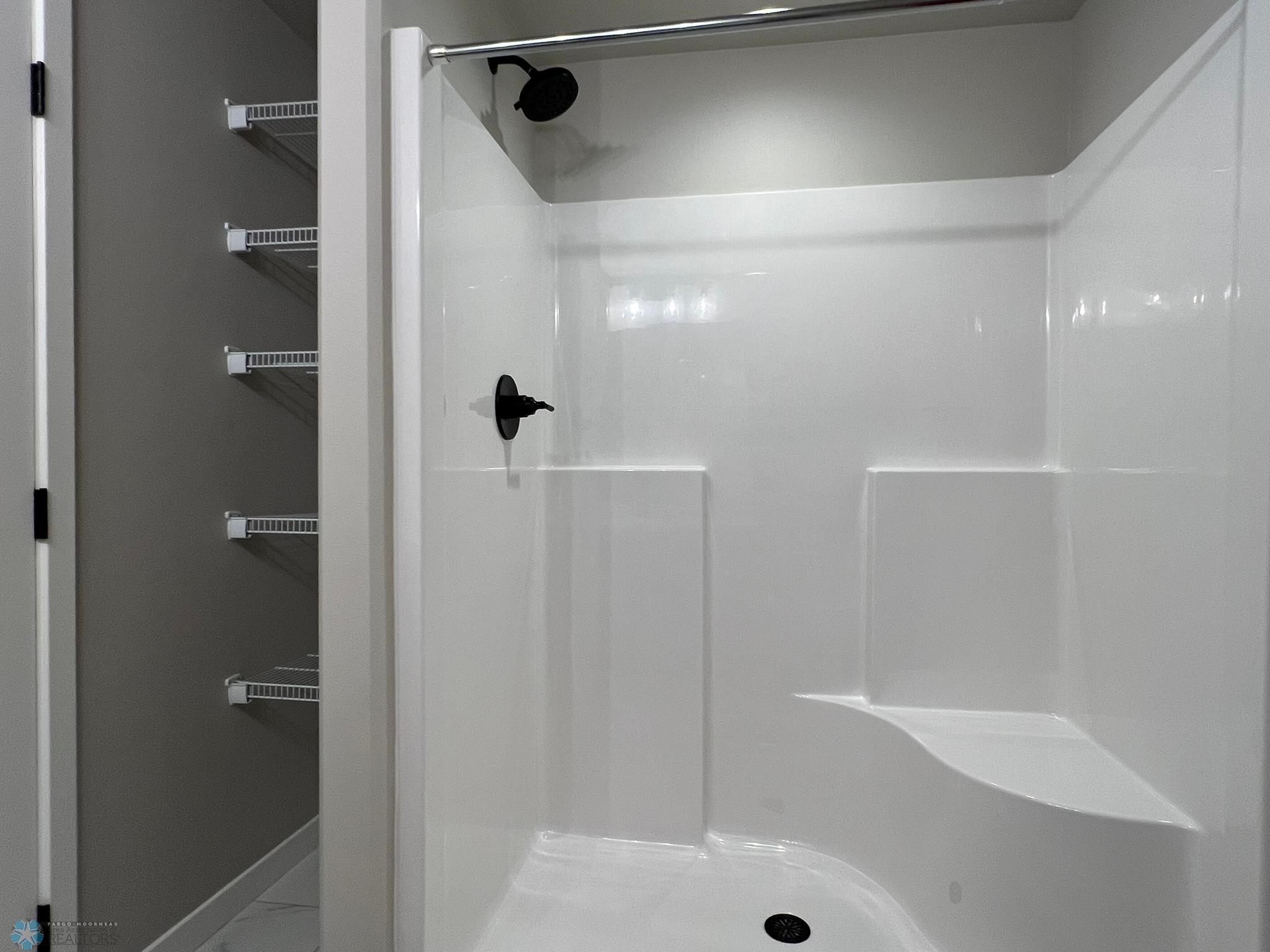 Fargo, North Dakota 58104, United States, 5 Bedrooms Bedrooms, ,3 BathroomsBathrooms,Residential,Pending,52550