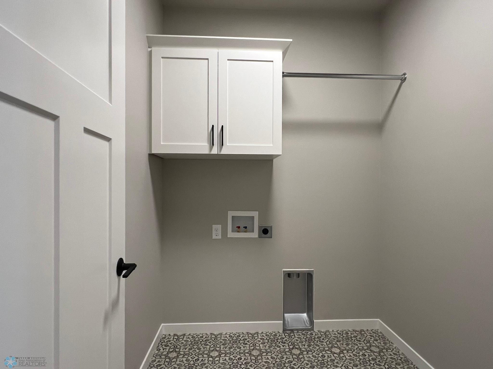 Fargo, North Dakota 58104, United States, 5 Bedrooms Bedrooms, ,3 BathroomsBathrooms,Residential,Pending,52550