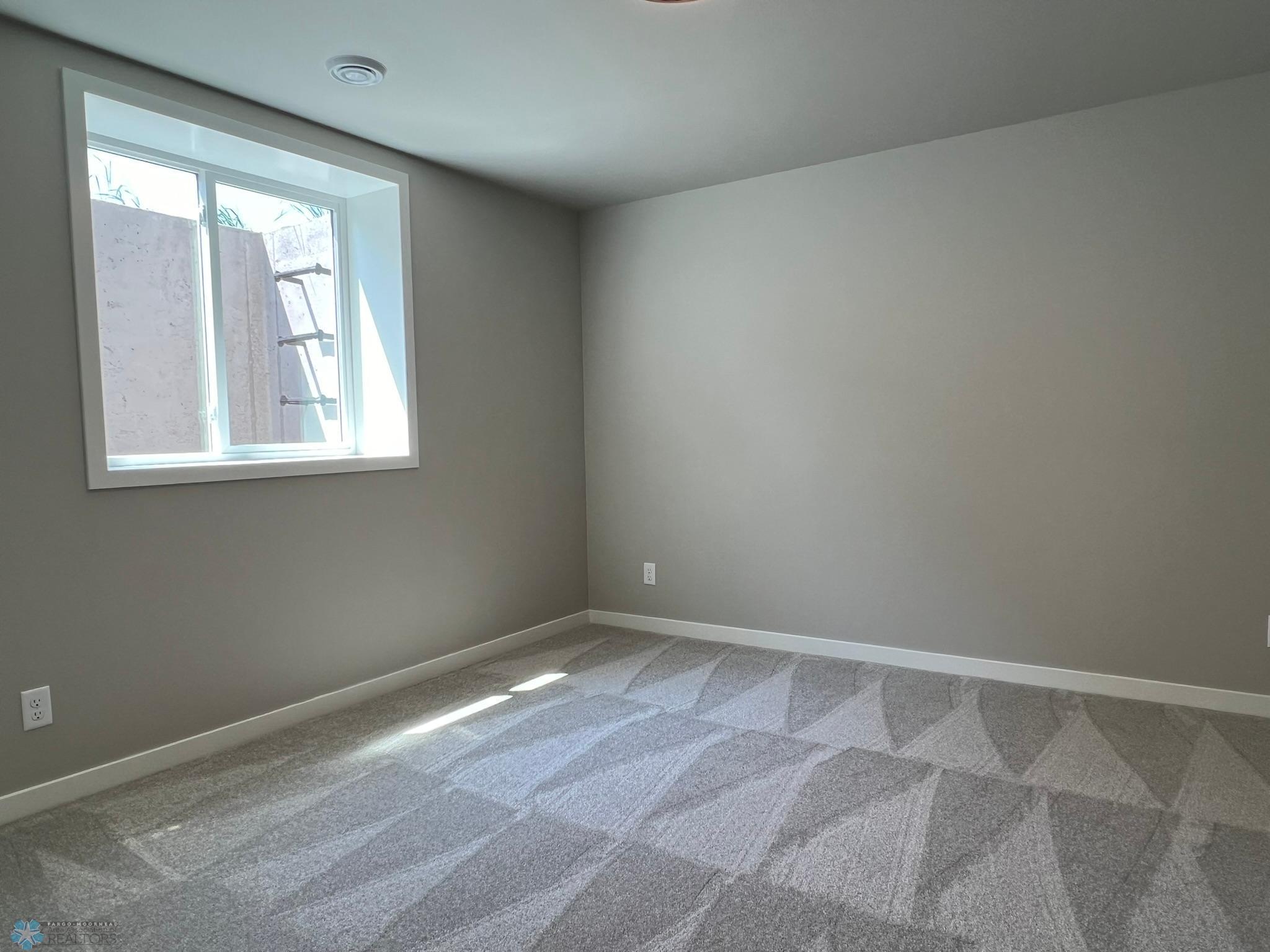 Fargo, North Dakota 58104, United States, 5 Bedrooms Bedrooms, ,3 BathroomsBathrooms,Residential,Pending,52550