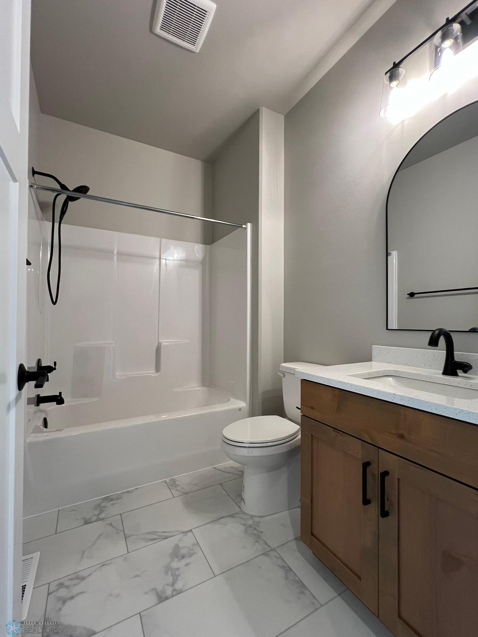 Fargo, North Dakota 58104, United States, 5 Bedrooms Bedrooms, ,3 BathroomsBathrooms,Residential,Pending,52550