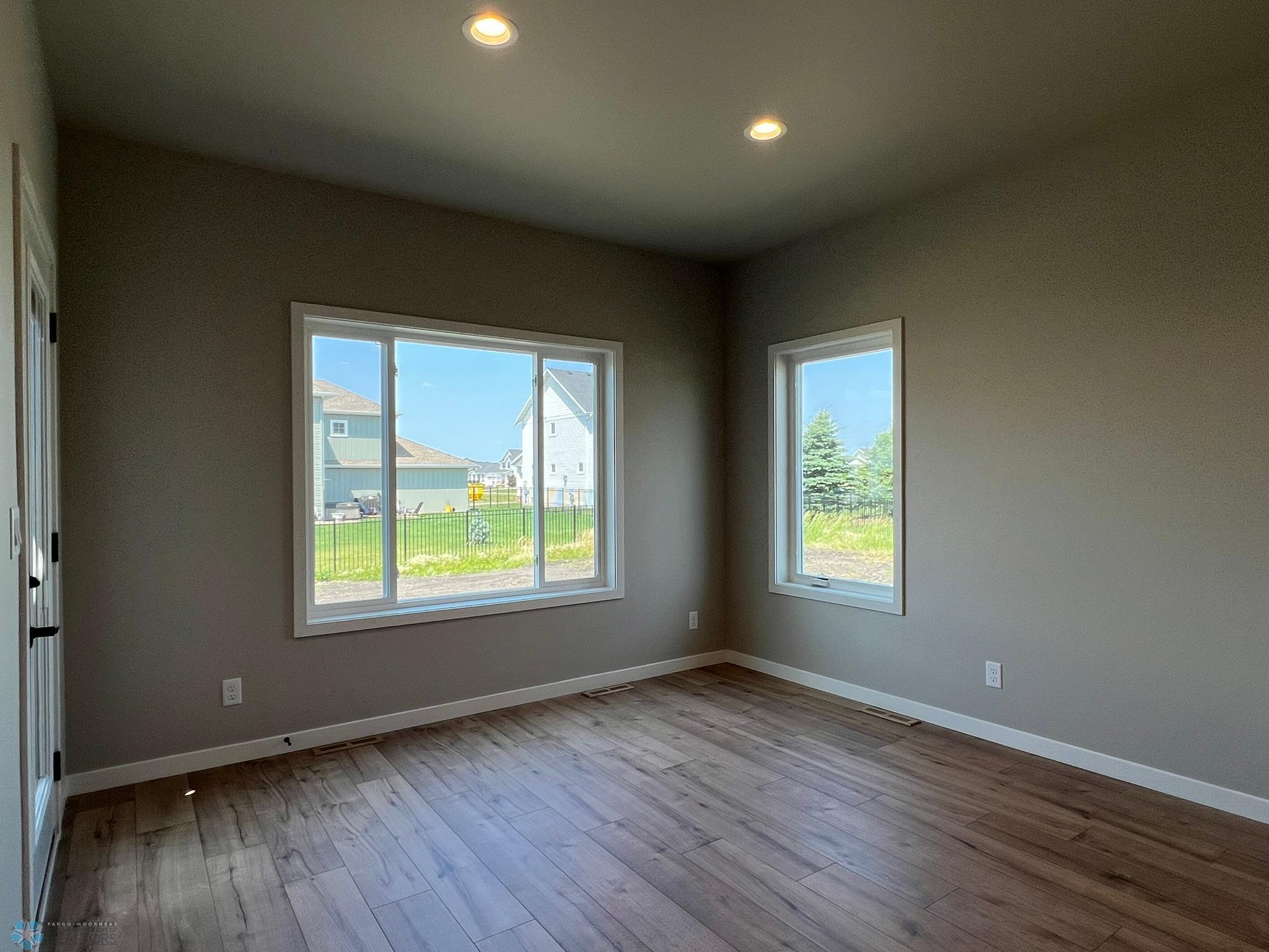 Fargo, North Dakota 58104, United States, 5 Bedrooms Bedrooms, ,3 BathroomsBathrooms,Residential,Pending,52550