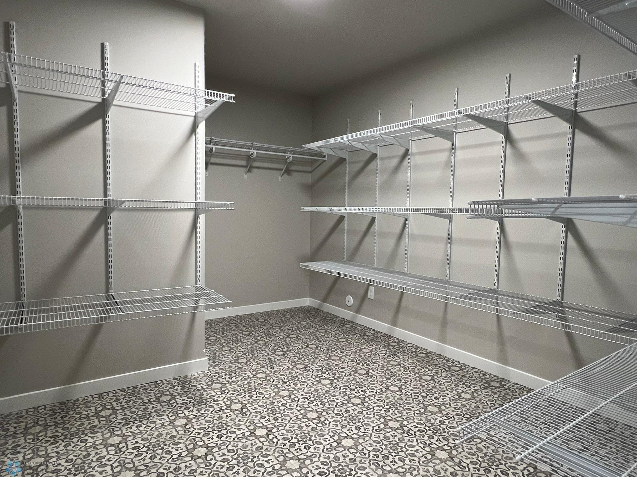 Fargo, North Dakota 58104, United States, 5 Bedrooms Bedrooms, ,3 BathroomsBathrooms,Residential,Pending,52550