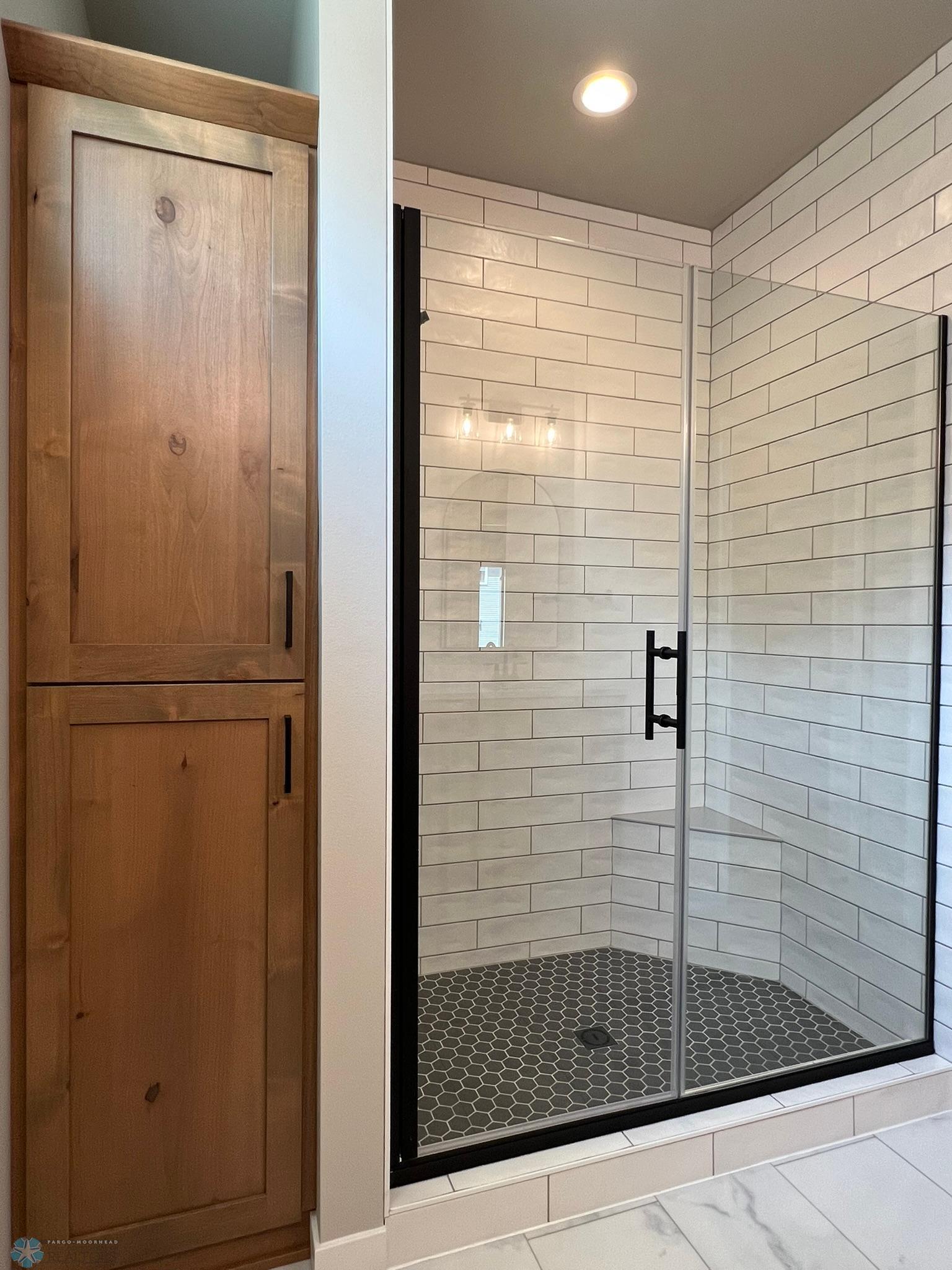 Fargo, North Dakota 58104, United States, 5 Bedrooms Bedrooms, ,3 BathroomsBathrooms,Residential,Pending,52550