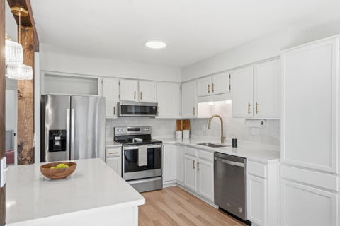 Townhouse For Sale - 6125 Creek View Trail<br/> Minnetonka, MN 55345