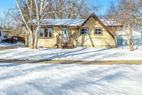 Homes For Sale - 2814 10th Street<br/> Fargo, ND 58102