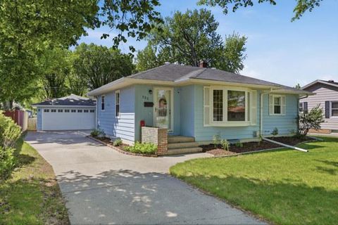 Homes For Sale - 222 24th Avenue<br/> Fargo, ND 58102