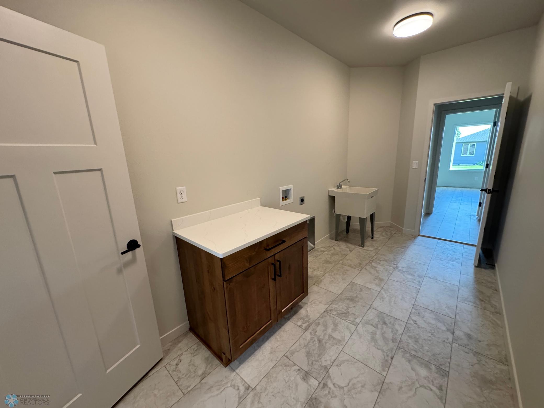 West Fargo, North Dakota 58078, United States, 5 Bedrooms Bedrooms, ,3 BathroomsBathrooms,Residential,Pending,193361