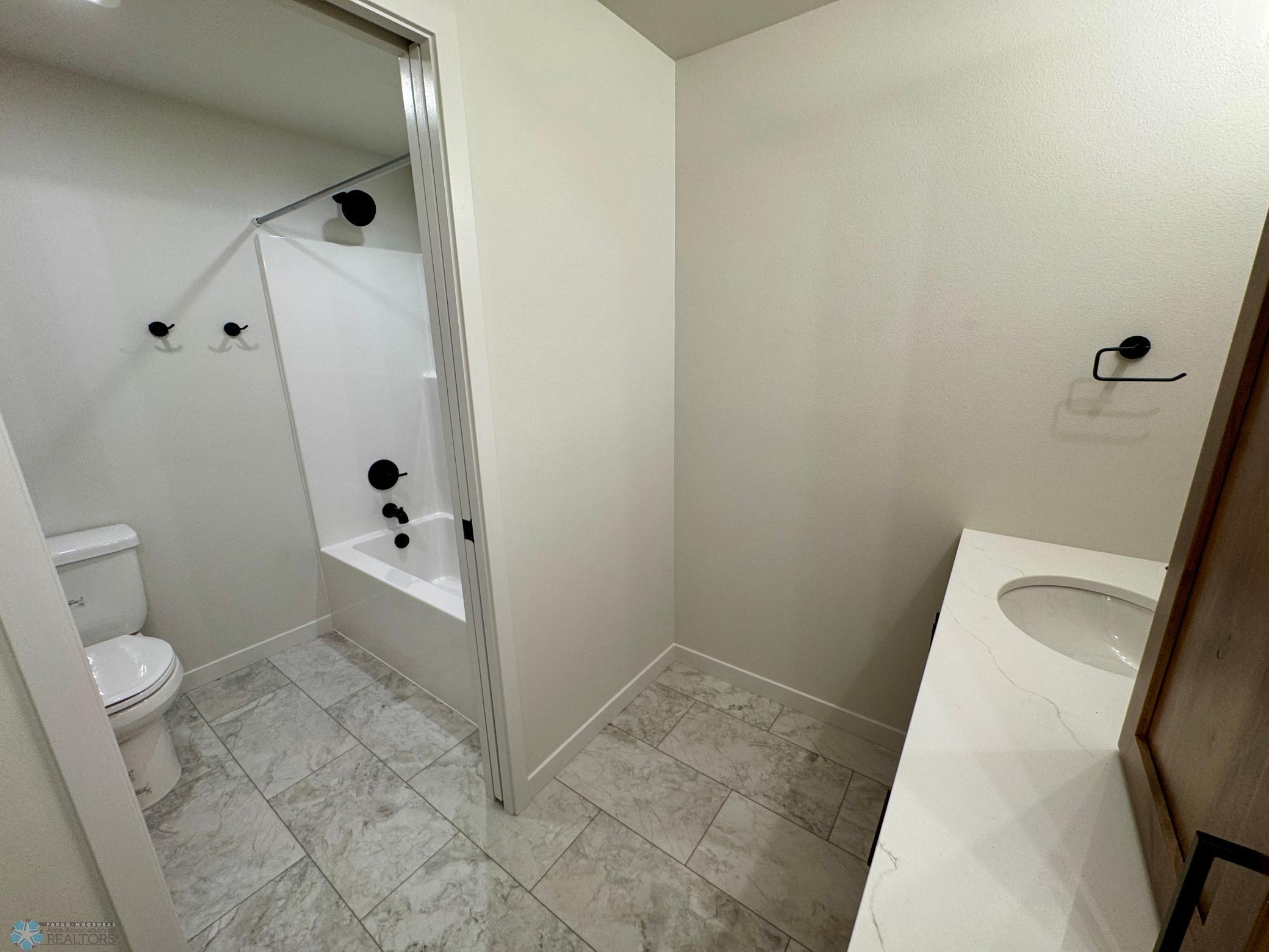 West Fargo, North Dakota 58078, United States, 5 Bedrooms Bedrooms, ,3 BathroomsBathrooms,Residential,Pending,193361