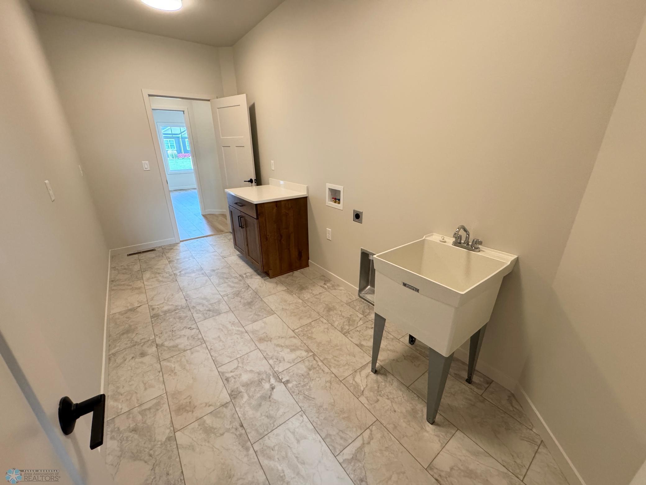 West Fargo, North Dakota 58078, United States, 5 Bedrooms Bedrooms, ,3 BathroomsBathrooms,Residential,Pending,193361