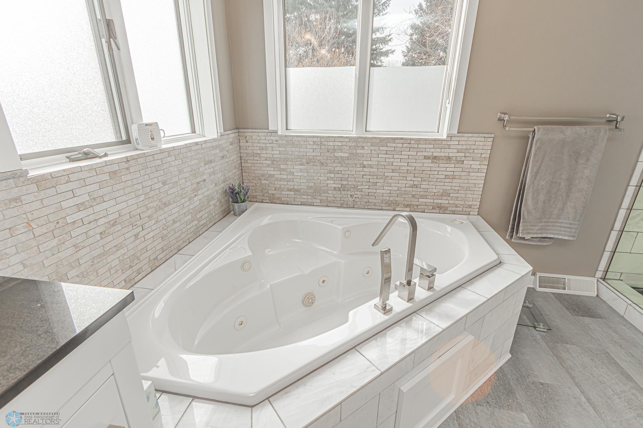 3327 River Drive, Fargo, North Dakota image 17