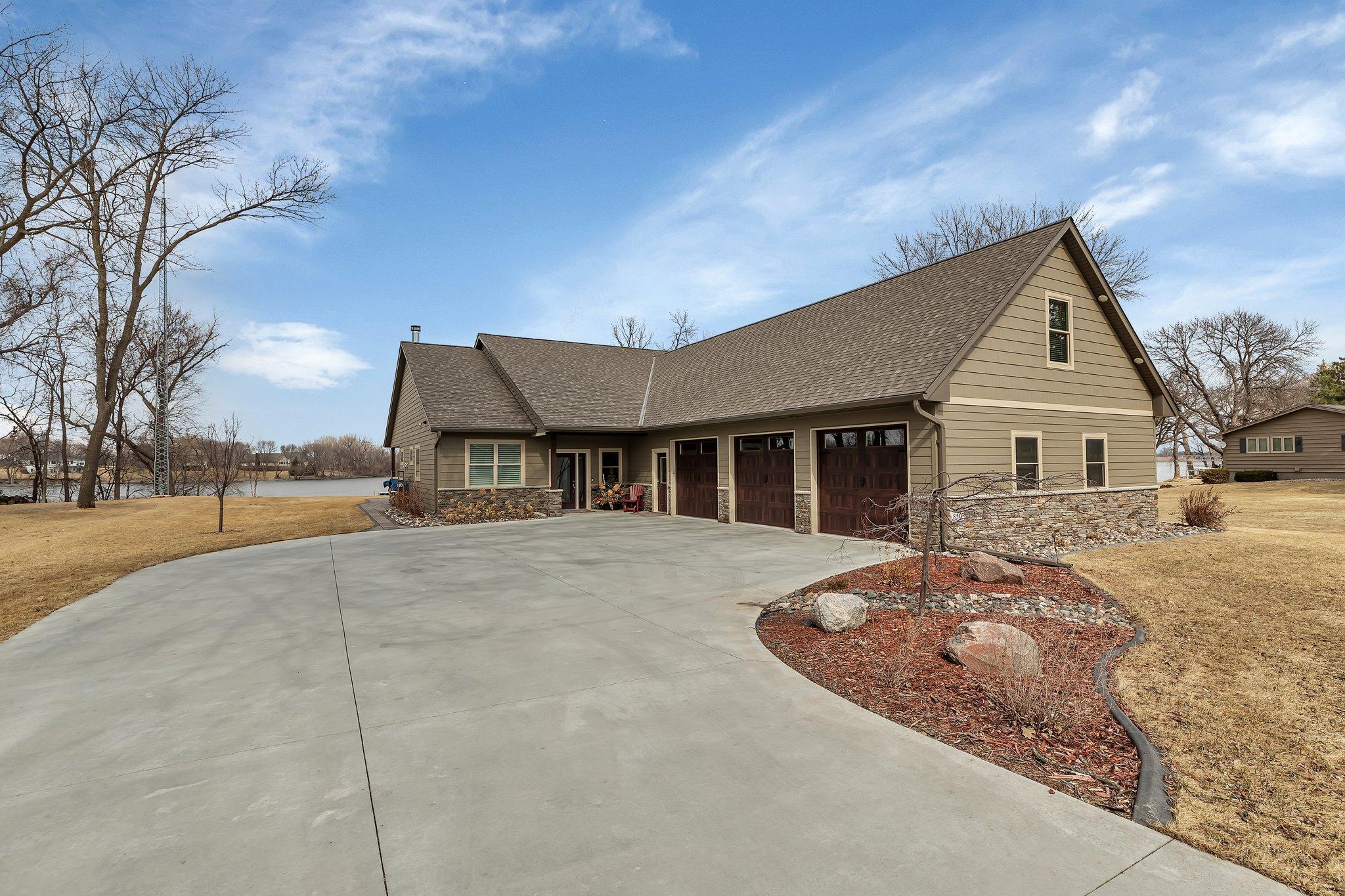 850 Lakewood Drive, Hutchinson, Minnesota image 1