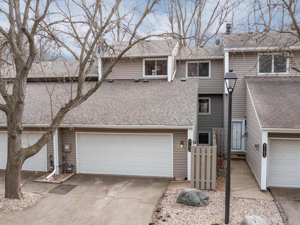 9104 Neill Lake Road, Eden Prairie, Minnesota image 1