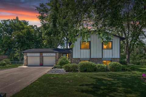 Homes For Sale - 882 90th Avenue<br/> Coon Rapids, MN 55433