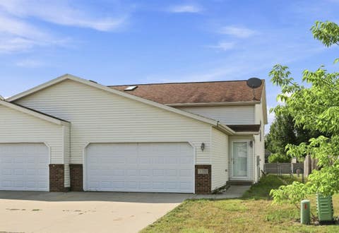 Homes For Sale - 4326 39 1/2 Avenue<br/> Fargo, ND 58104