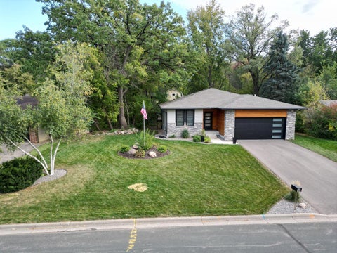 Homes For Sale - 411 Oakland Lane<br/> Dakota County, Burnsville, MN 55337