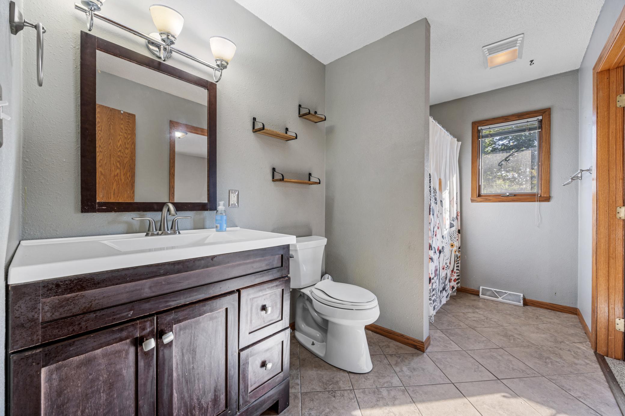 Fargo, North Dakota 58103, United States, 3 Bedrooms Bedrooms, ,2 BathroomsBathrooms,Residential,Active,222059