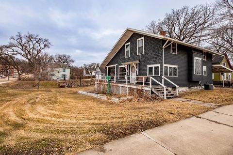 Homes For Sale - 506 4th Avenue<br/> Barnes County, Valley City, ND 58072