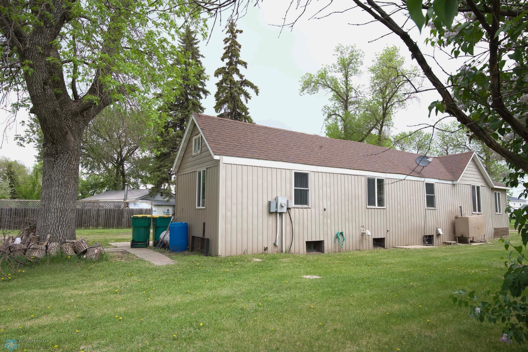 215 1st Street, Hillsboro, North Dakota image 29