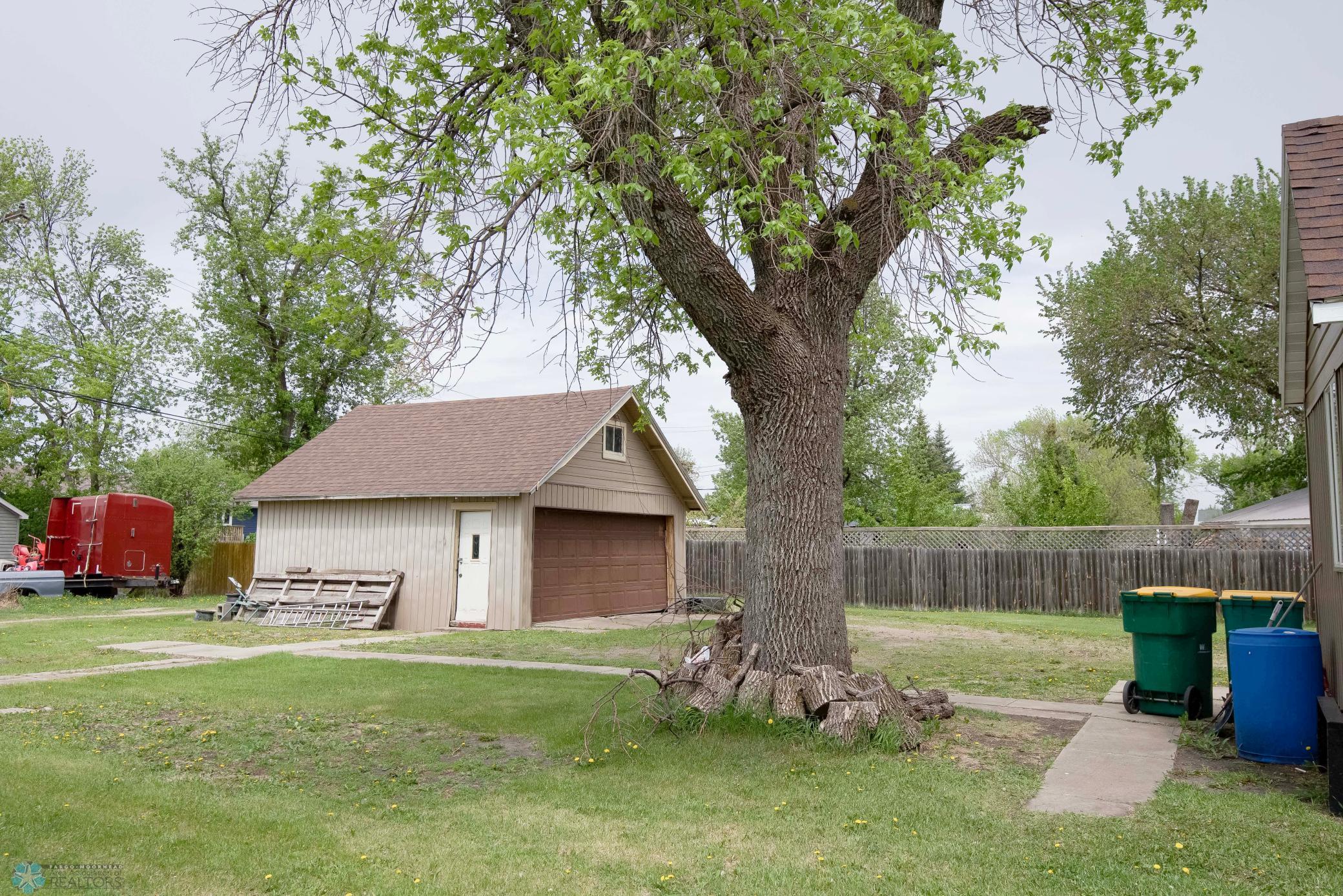 215 1st Street, Hillsboro, North Dakota image 32