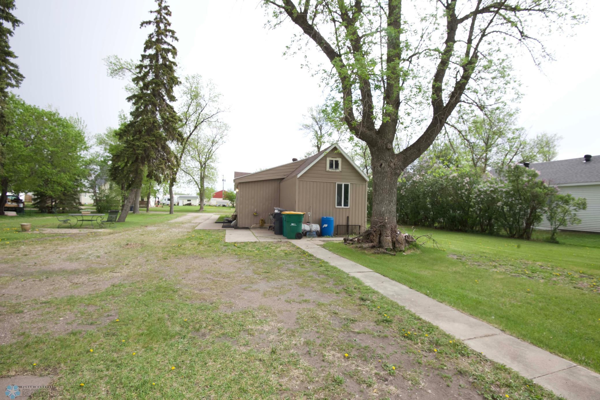 215 1st Street, Hillsboro, North Dakota image 28
