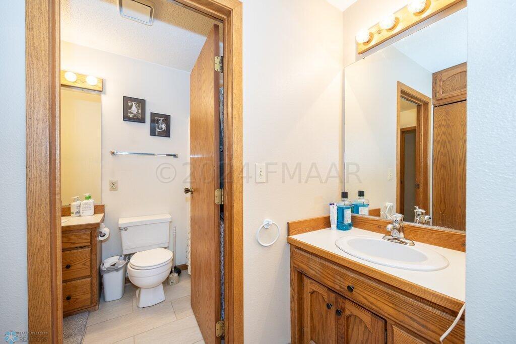 Fargo, North Dakota 58103, United States, 3 Bedrooms Bedrooms, ,2 BathroomsBathrooms,Residential,Pending,61010