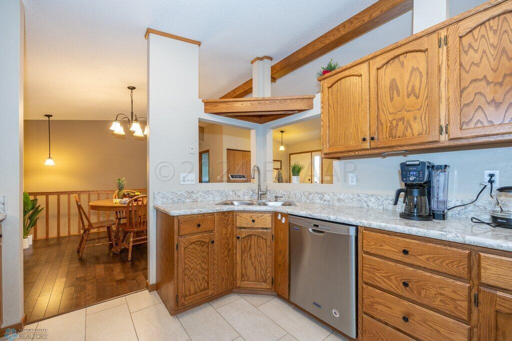 Fargo, North Dakota 58103, United States, 3 Bedrooms Bedrooms, ,2 BathroomsBathrooms,Residential,Pending,61010