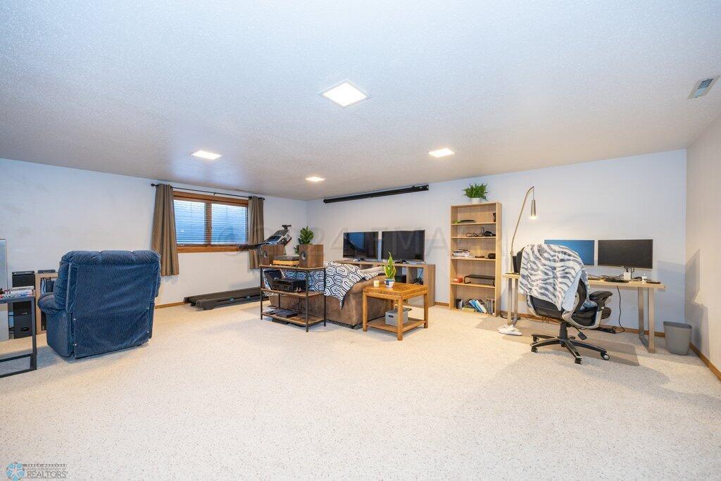 Fargo, North Dakota 58103, United States, 3 Bedrooms Bedrooms, ,2 BathroomsBathrooms,Residential,Pending,61010