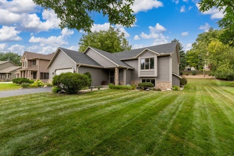 Homes For Sale - 1123 Ridge Bluff Drive<br/> Chaska, MN 55318