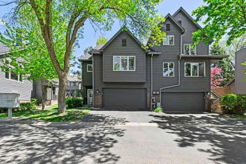 Townhouse For Sale - 2284 Sherwood Court<br/> Hopkins, MN 55305